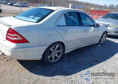 2007 Mercedes-Benz C 230 Sport z USA, uszkodzony, nr VIN WDBRF52H77F912541